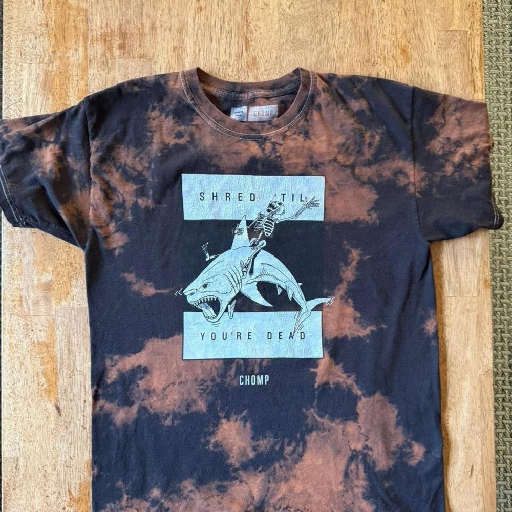 Chomp T-shirt Size M